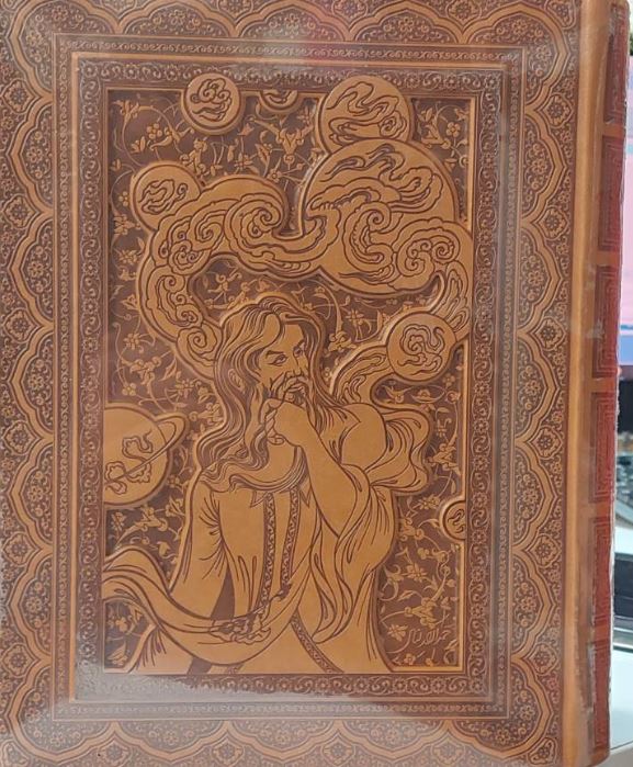 حافظ عطری با جعبه وزیری